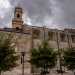 Usciamo dalla chiesa matrice fiancheggiandone il lato sinistro, quello che insiste su piazza Papa Leone XIII